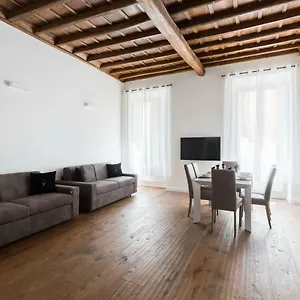 https://a-world-aparts-104-frattina.it-romehotels.com